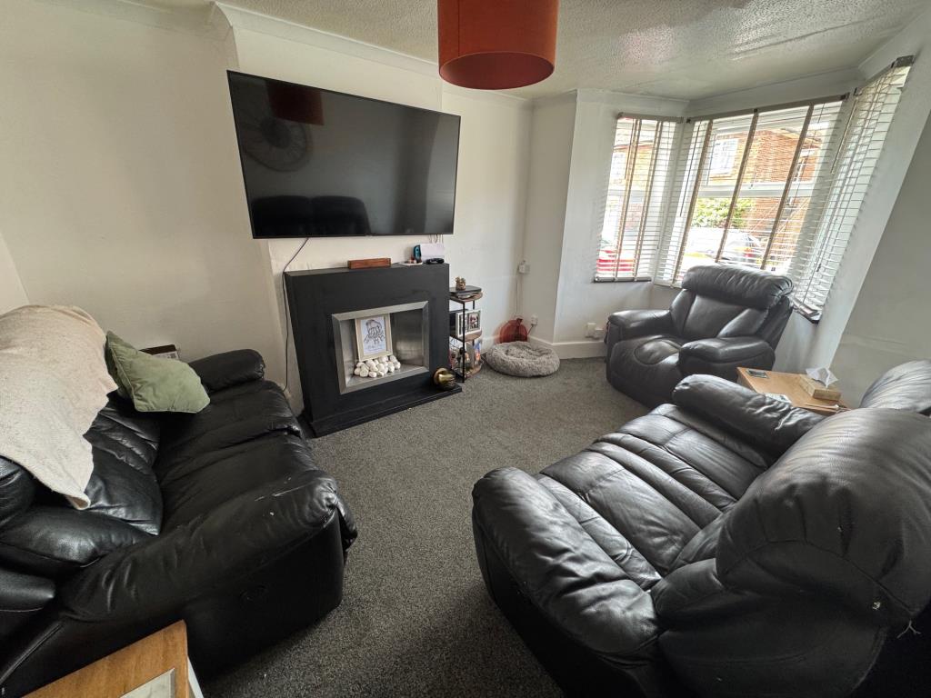 Lot: 107 - BAY-FRONTED FREEHOLD HOUSE FOR INVESTMENT - Living room area